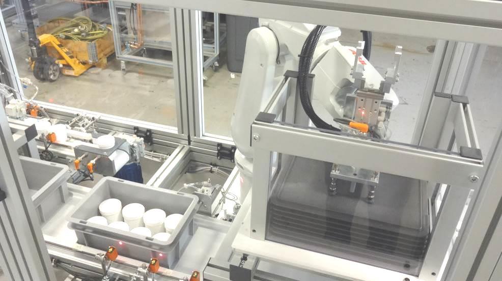 (Multiplication of format change activities) Gripper, robot arm multi-tool: The establishment of the products into the bins and lids is performed by
