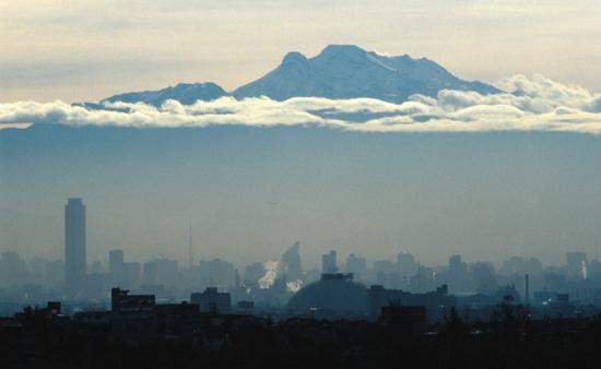 Mexico City: THE WORST place for air pollution in North America Factors Located at high elevation surrounded by very high mountains on three sides A dry and sunny winter under a ridge of