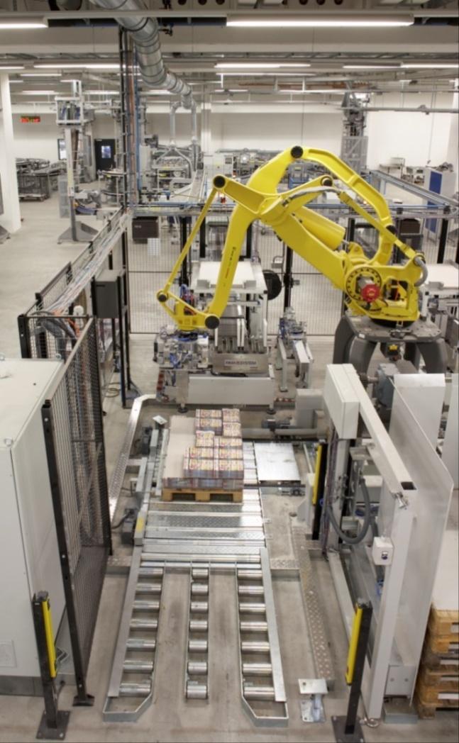The RS 400 palletizing robot is equipped with a double A4 gripper and smoothly puts the stacks onto the pallet at maximum speed.