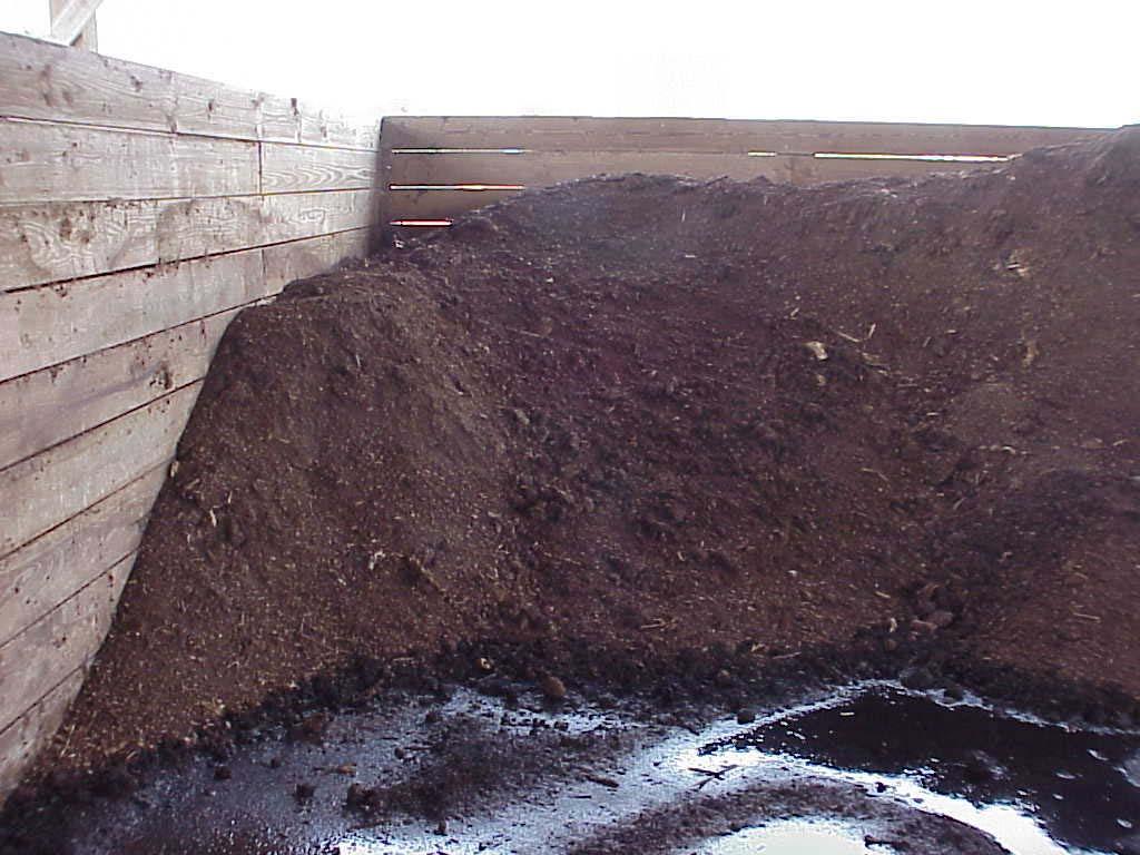 Composting Natural aerobic process for stabilizing organic matter Well composted manure has humus