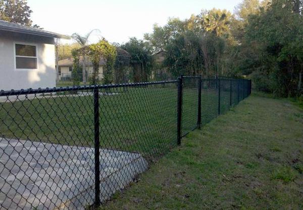3 Fence Type B must be continuous, without any breaks, and where rear access is intended, gates of the same material must be used. 4.4 Fence Type B may be applied to side yards.