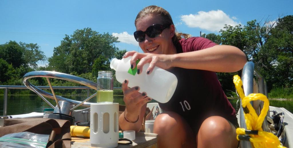 SCHOOL OF NATURAL RESOURCES Water Quality Option Water Science Imagine a career examining the water quality of lakes, rivers, streams, and groundwater!