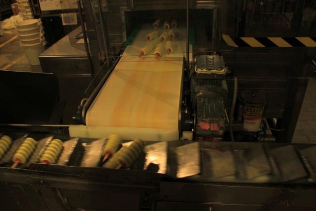creams also misalign during the process of making them, which also causes the need of a work station with little added value aligning the ice creams in the divisions seen in the Figure 2.