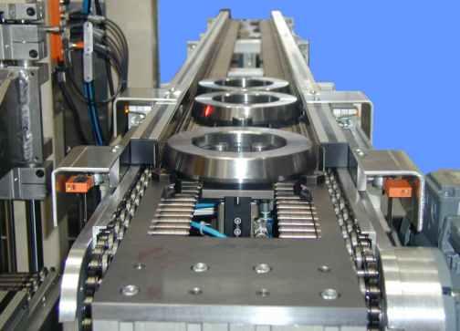 of castings into machine Accumulating conveyor