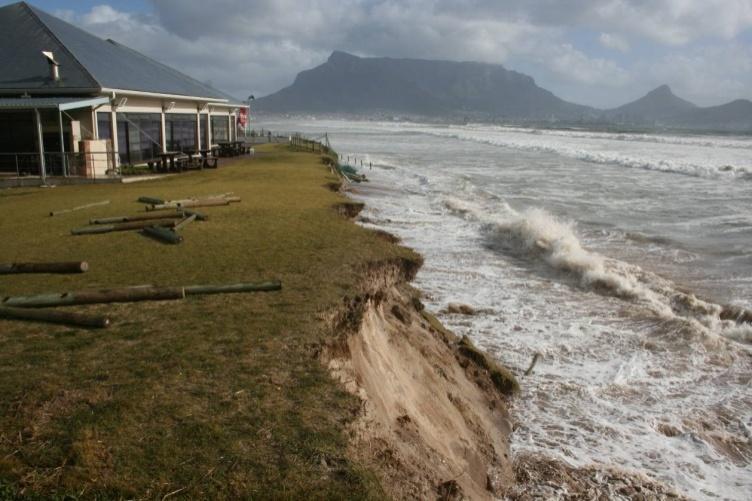 City of Cape Town Vulnerabilities Energy and Climate Change: South African Metros Services and infrastructure: Sea storm surges Increasing temperatures Air quality Socio-economics Loss of coastal