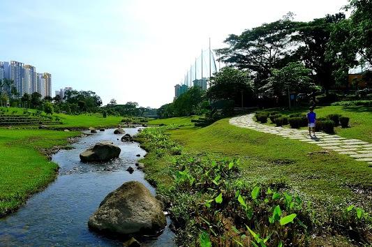 Flood management: Singapore Singapore s Bishan -Ang Mo Kio Park was upgraded in such a way that it helps in flood prevention through natural