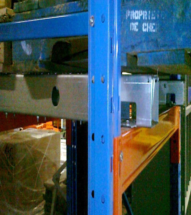 (see photo) In back, pallet still sits on the chains - notice the small,