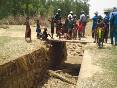 The sluice gate for controlling the flow of water in and out of the Débaré pond (Batamnai village) was badly broken down before the project.
