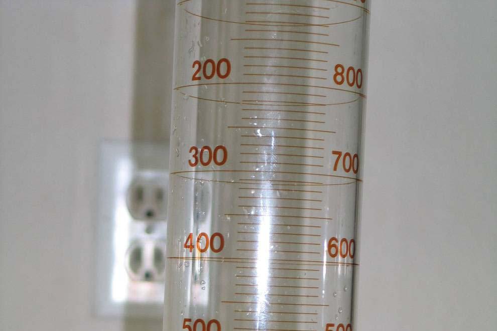 Menicu on 1000ml beaker after being filled with water from FC-525 kit Precipitation Gauge Tet We then et up a tet replicating the T&B Gatorade bottle / water bottle method.