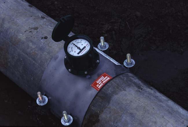 of flow meter, attached by cutting through the pipe.