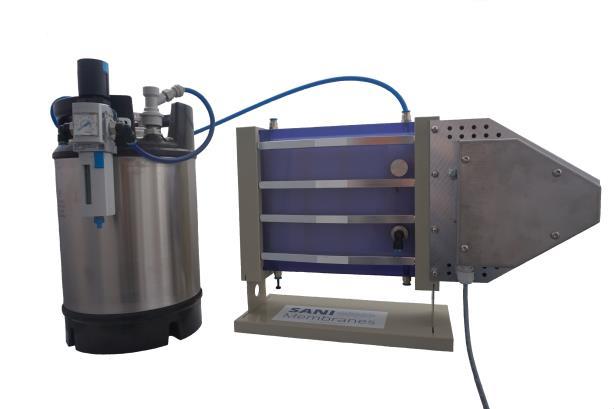 The Vibro systems are available in a benchtop model and an industrial version: Vibro -L: A benchtop model with 0,35 m 2 membrane area and a 9 L batch feed system for process development and small