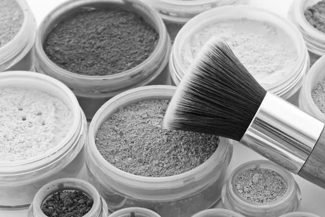 FACE CURRICULUM This course focuses on the production of make-up products used for the face without a focus on the features. PRODUCTS TO LEARN INCLUDE: 1. Loose Powder 2. Translucent Powder 3.