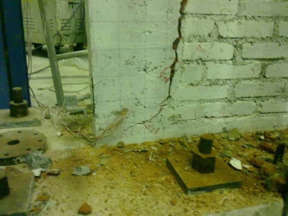 Figure 7. Damages observed at the corners of the concrete frame during the test of specimen 2 Figure 8. Damages around window frame of specimen 2 near the end cycle of test 4.
