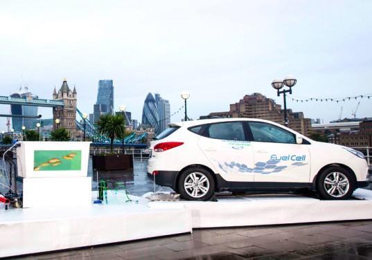 Located outside of the London Design Museum, Hyundai s Fuel Cell Farm seeks to educate the public on the benefits of hydrogen fuel