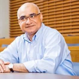 Professor Baba Shiv Extensive experience with Fortune 500 firms About the Facilitator Baba Shiv Professor at the Stanford Graduate Business School since the last 12 years PhD in Marketing from Duke