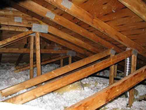 The attic above the living space was insulated with loose-fill and batt insulation, approximately 6-9 in depth. Ventilation throughout the attic was provided by soffit and roof vents.