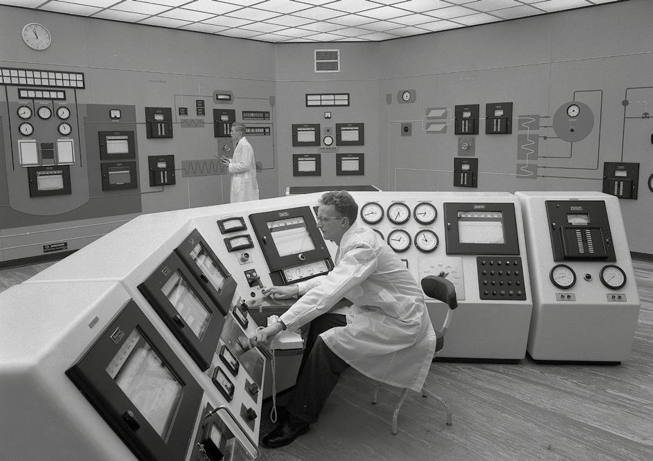 DOUNREAY SIXTY YEARS OF EXPERTISE: Dounreay became the first fast reactor in the world to provide electricity to a national grid in 1962 Decommissioning knowledge The UK has a wealth of expertise in