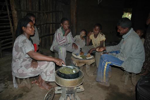 12.3 Response to cimate change in Ethiopia Figure 12.3 An Ethiopian famiy enjoys a mea cooked on an advanced cooking stove.