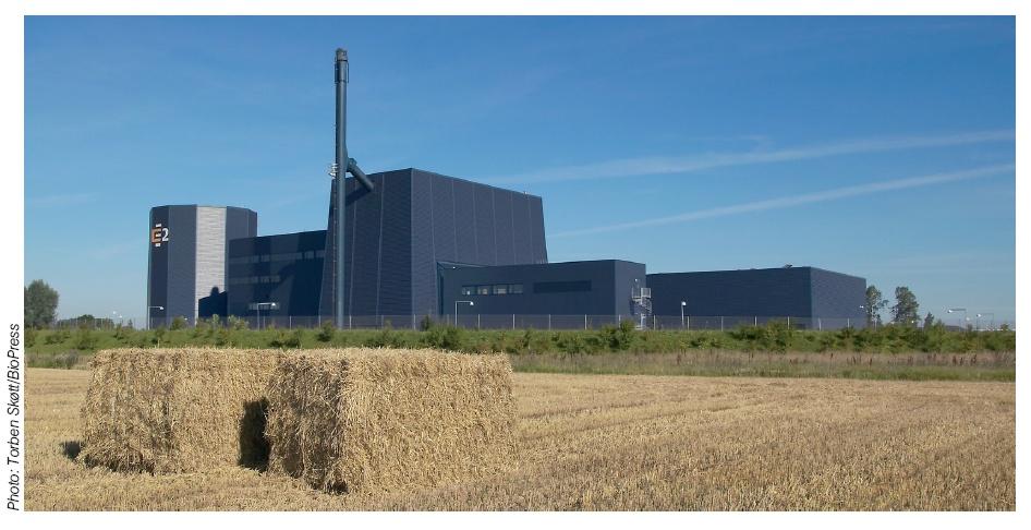 Background for straw firing in Denmark in combined heat and power plants CO 2 -reduction in Denmark by replacing coal based power production by wind power, biomass and natural gas Political agreement