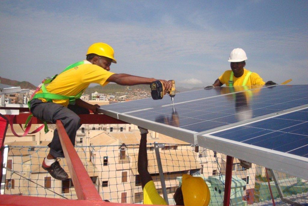 ENABLING FACTORS: FIRST RE &EE PROJECTS IMPLEMENTED RE Small Scale Projects completed in 2010 ECREEE rooftop PV plant in Cape Verde:10KW Demonstration and Self-consumption First experience of net