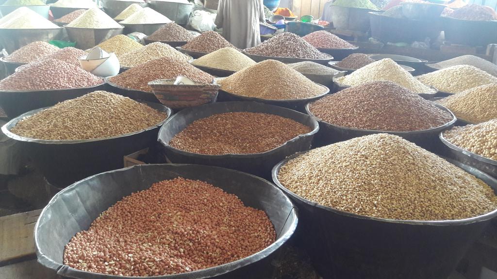 Fighting Hunger Worldwide IGERIA December 2017-ISSUE 11 Borno and Yobe States Monitoring Report Highlights Improved market supply of locally produced food staples from the recently completed harvest