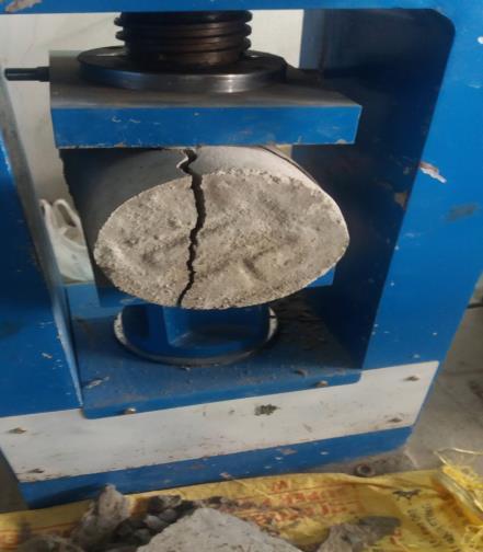 45 40 35 30 25 20 15 10 5 0 0% 10% 15% 20% 25% 30% (% 7 days 28 days Splitting tensile strength This test is carried out in a cylindrical specimen of 150 mm diameter and 300 mm length.