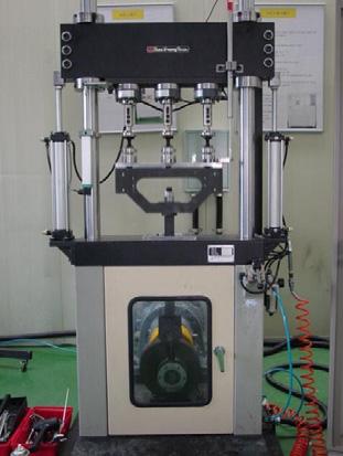 Materials Characterisation VII 7 Figure 3: Fatigue test of a three-dimensional dumbbell specimen: fatigue testing system; definition of fatigue failure.