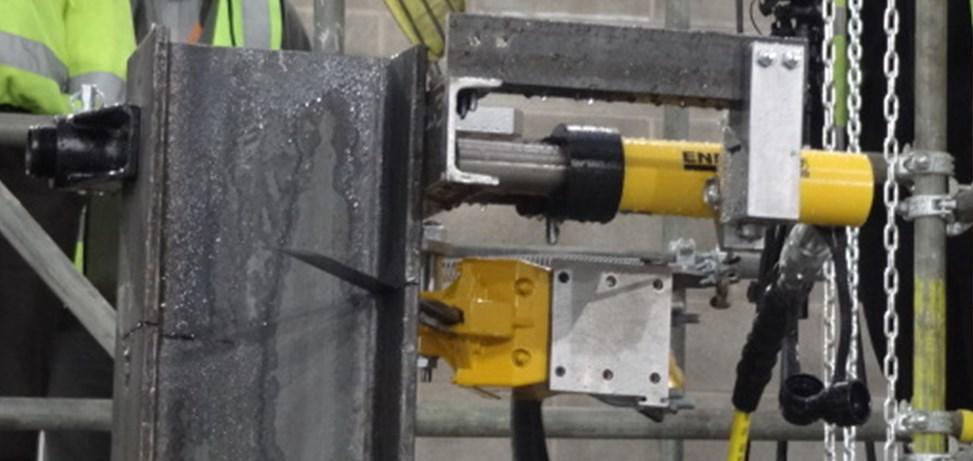 A hydraulically operated reciprocating saw was then activated, with its horizontal movement controlled