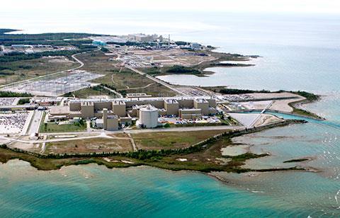 Figure 2: Bruce Power site Bruce A (4 units) in foreground, Bruce B (4 units in background) under a single operating licence Bruce B Bruce A The number and nature of licences is proposed by the