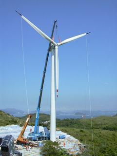 Hong Kong s first large commercial wind turbine at Lamma Island Height: 71m Power: 800kW Wind speed: 3-25m/s Annual energy: 1GWh Investment: HK$15m 2007-10-8 31 Proposed Local RE Targets 1% annual