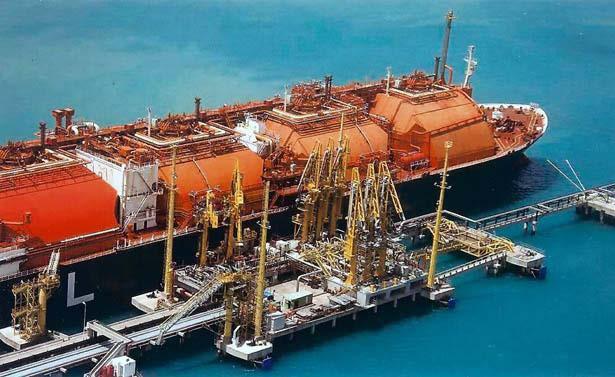 3 A Industry Shorter commitments and more flexible assets The industry is moving its assets on boats Floating Regasification Capacity by Status and Number of Terminals, 2005-2021 Golar Spirit FSRU