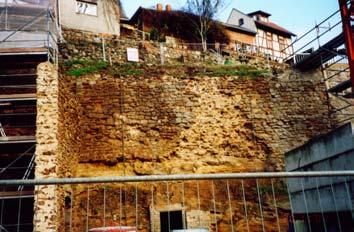 2 The deterioration / decay of the old walls was basically due to the following reasons: - Load increase due to increased height of slopes / embankments or new / additional traffic loads.
