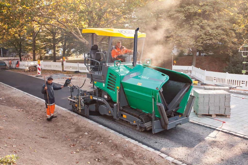 Compact-Size and Powerful The Tracked SUPER 1300-3 SUPER 1300-3 is a highly versatile paver of the Compact Class which, thanks to its small size, handles a wide range of most varied surfacing tasks
