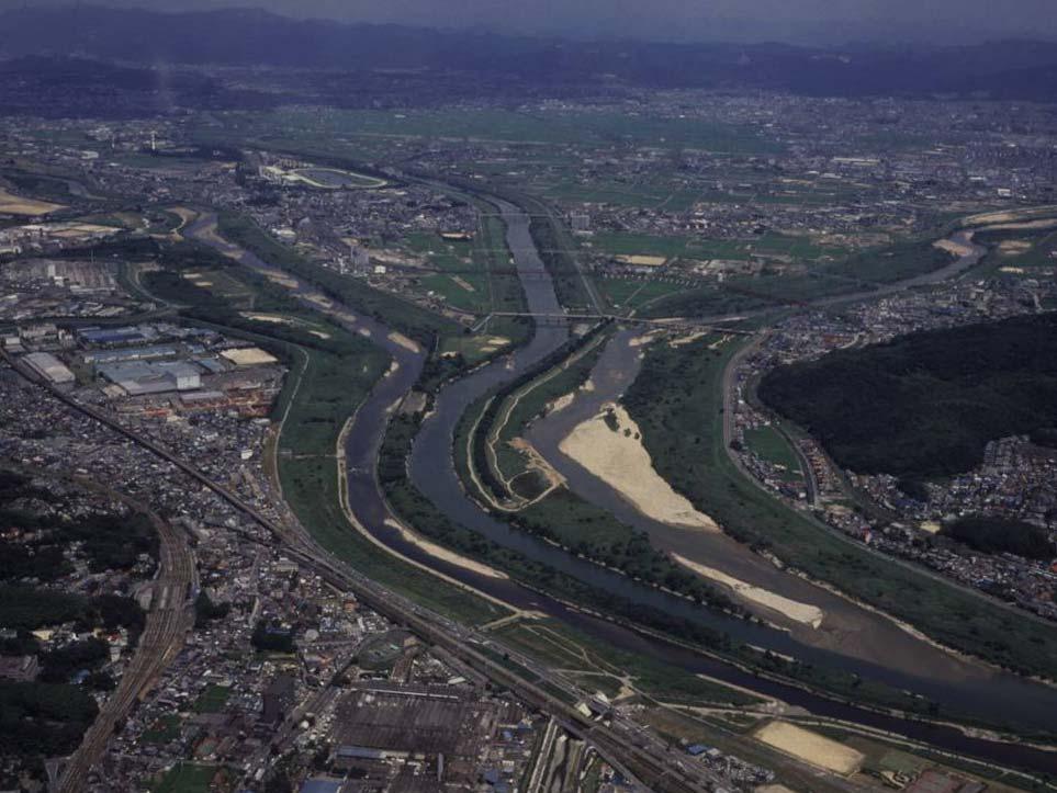 Diffusion of Sewerage Treatment in Kyoto City and BOD Change in Three Branches Katsura Uji Kizu Sewerage BOD(mg/L) Diffusion Rate of Sewerage 2 1% 15 1 5 8% 6% 4% 2% 1965