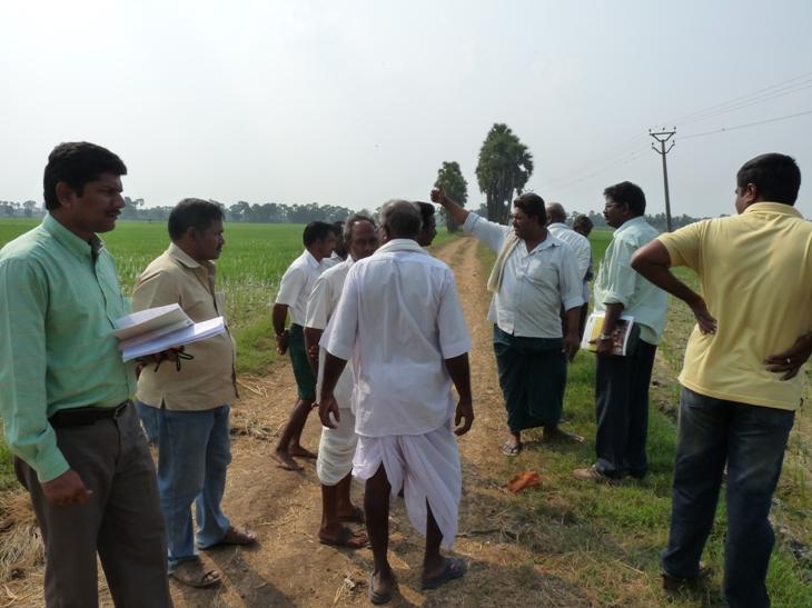 Picture 4: Farmers explaining about the paddy cultivation methods and boundaries of the village during the IWMI team field visit Kuragallu Village, Mangalagiri Mandal, Guntur district: The village is