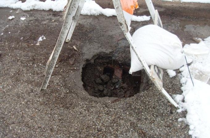 CONTRACT ADDRESSES 2 ISSUES Structural Defects: Aging sewers are failing. Chunks of brick fall off. Pipes Crack. Holes form. Cave-ins occur. Connections dislodge.