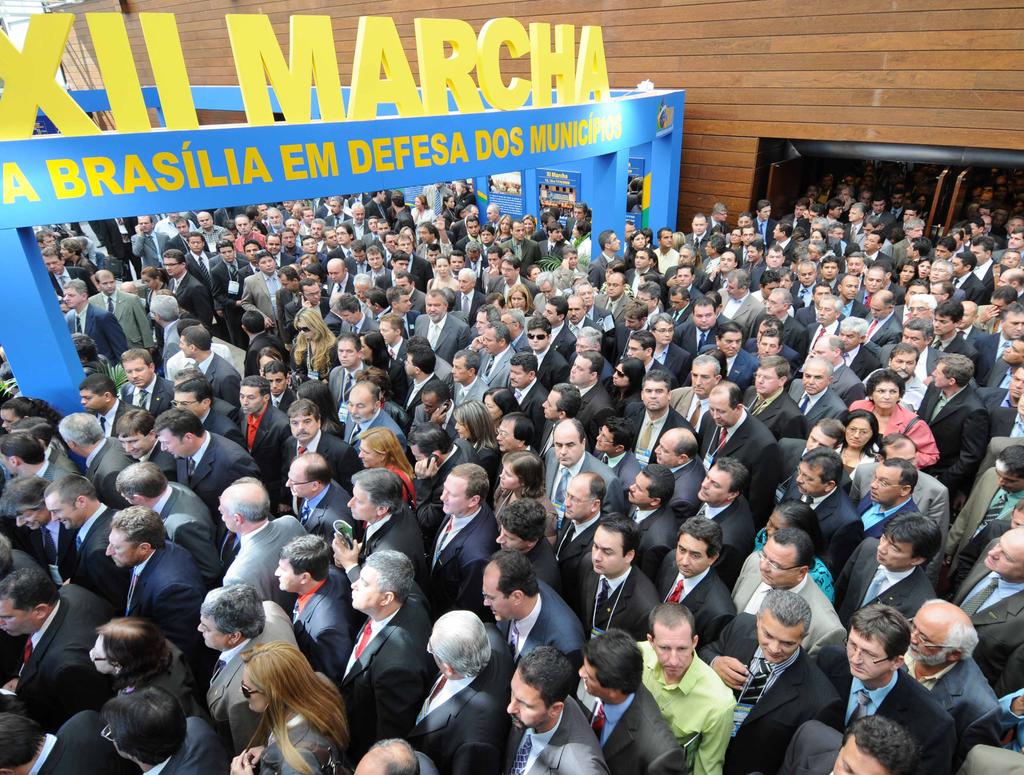 13 CNM s annual event Since 1998, CNM has annually organized the Marcha a Brasília em Defesa dos Municípios (March to Brasilia for the defense of Municipalities). In 2015, around 8.