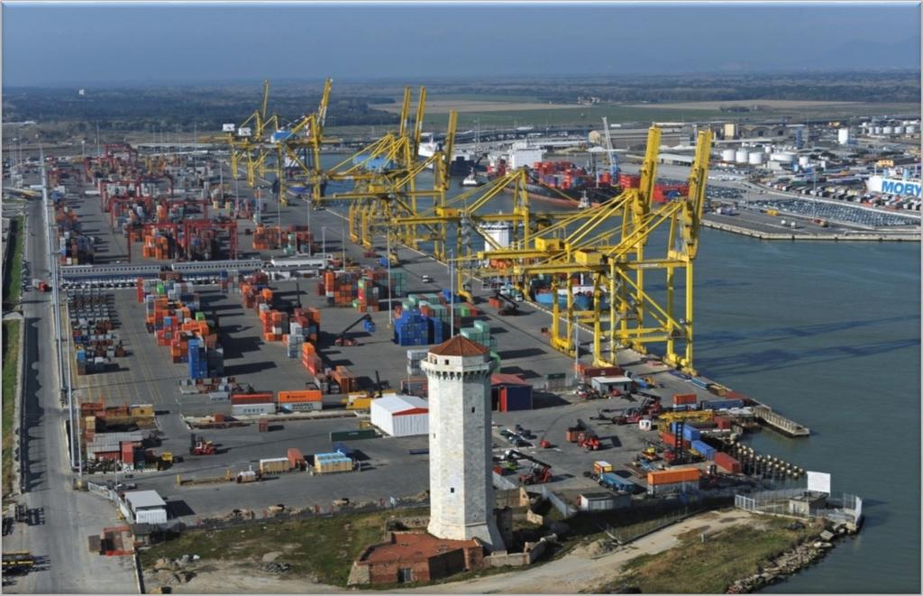 The containers terminals 600.000 TEUs (2014) 7 Mtons of goods (2014) 1.