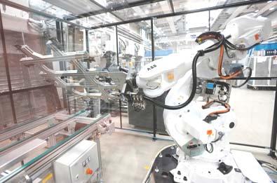 Automated thin-film module production Material handling Loading -/unlading of thin-film