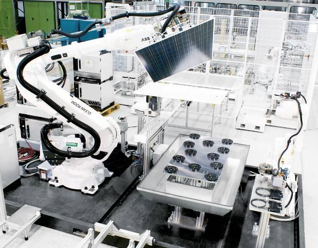 Flexible Robot automation within the complete module manufacturing scheme Glass and module handling Process