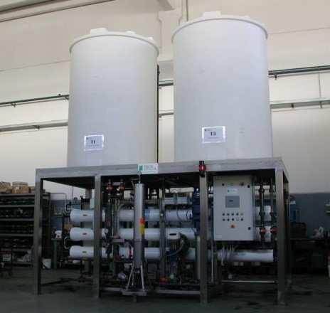 In comparison with a reverse osmosis system for water demineralization, these reverse osmosis systems for wastewater are characterized by the fact that they work in a closed concentrate loop, with