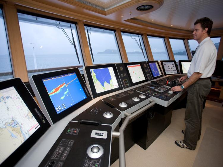 shared situational awareness and cooperative decision making between ship's bridge team and