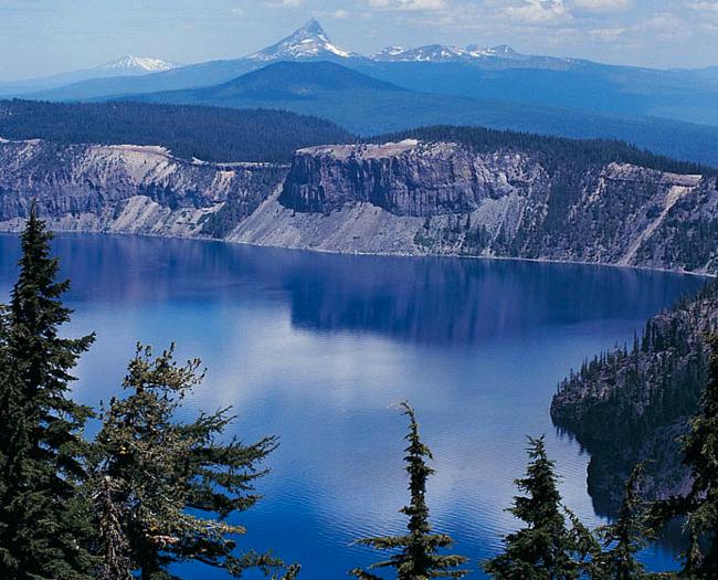 Crater Lake in the U.S. state of Oregon (left) is an example of an oligotrophic lake, which is low in nutrients. Because of the low density of plankton, its water is quite clear.