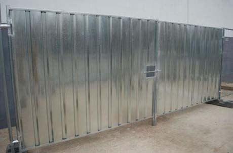 Compatible with all types of temporary fences and hoarding panels.
