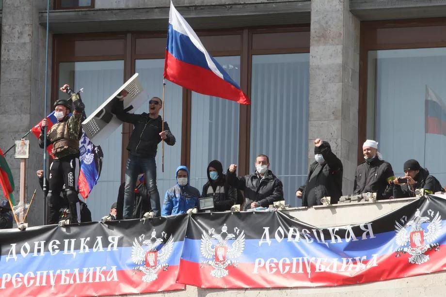 Pro-Russian protesters wave Russian flags