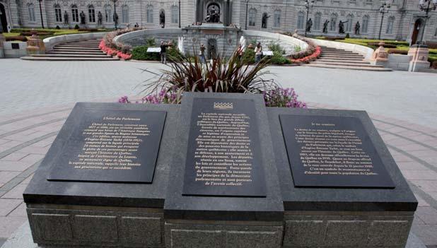 mission of the National Assembly and Québec s Je me souviens motto have been added to the parvis,
