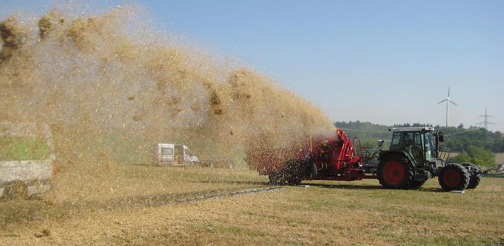 The test results in detail Straw distribution The maximum throwing distance with a tractor pto shaft speed of 540 min-1 is 30 meters. The maximum spreading width is 6 meters.