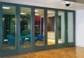 The GS 35 single glazed system is manufactured with anodised or powder coated aluminium top and bottom rails.