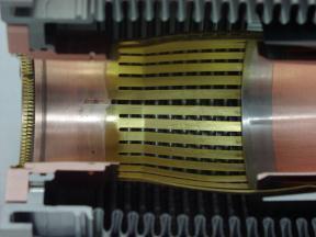 good electrical contact without cold-welding in vacuum