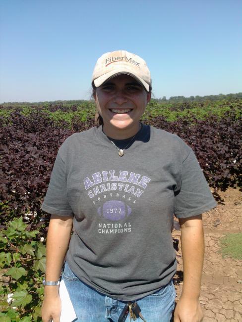 COLLEGE OF AGRICULTURE AND LIFE SCIENCES Department of Soil and Crop Sciences Academic & Student Advising Office TEXAS A&M PLANT BREEDING Bulletin April 2012 Kendra Gregory recently completed her M.S. work and successfully defended her thesis titled Degree of Whiteness and Maturity among World Cotton Cultivars.